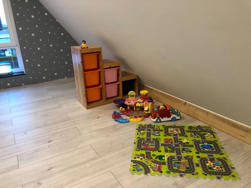 Spielzeugautos und Straßenspielteppich in der Villa Wunderland